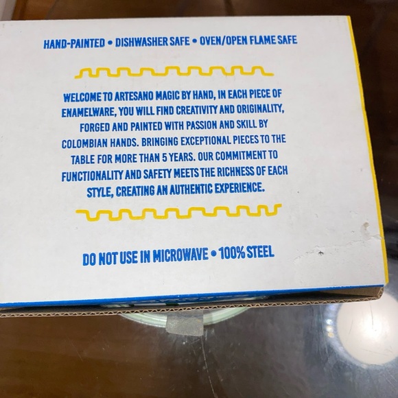 Enamelware Set of 2 Hand-Painted Bowls 3" High x 6.5" Wide Made in Columbia - Picture 7 of 10